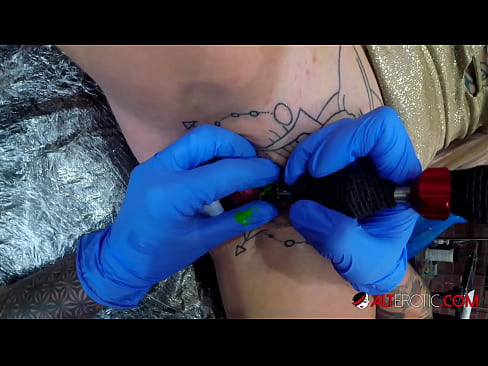 ❤️ Ekstremt tatovert hottie Sully Savage tok en tatovering på klitoris ❤️❌ Porno på porno no.oldsex.ru ️❤